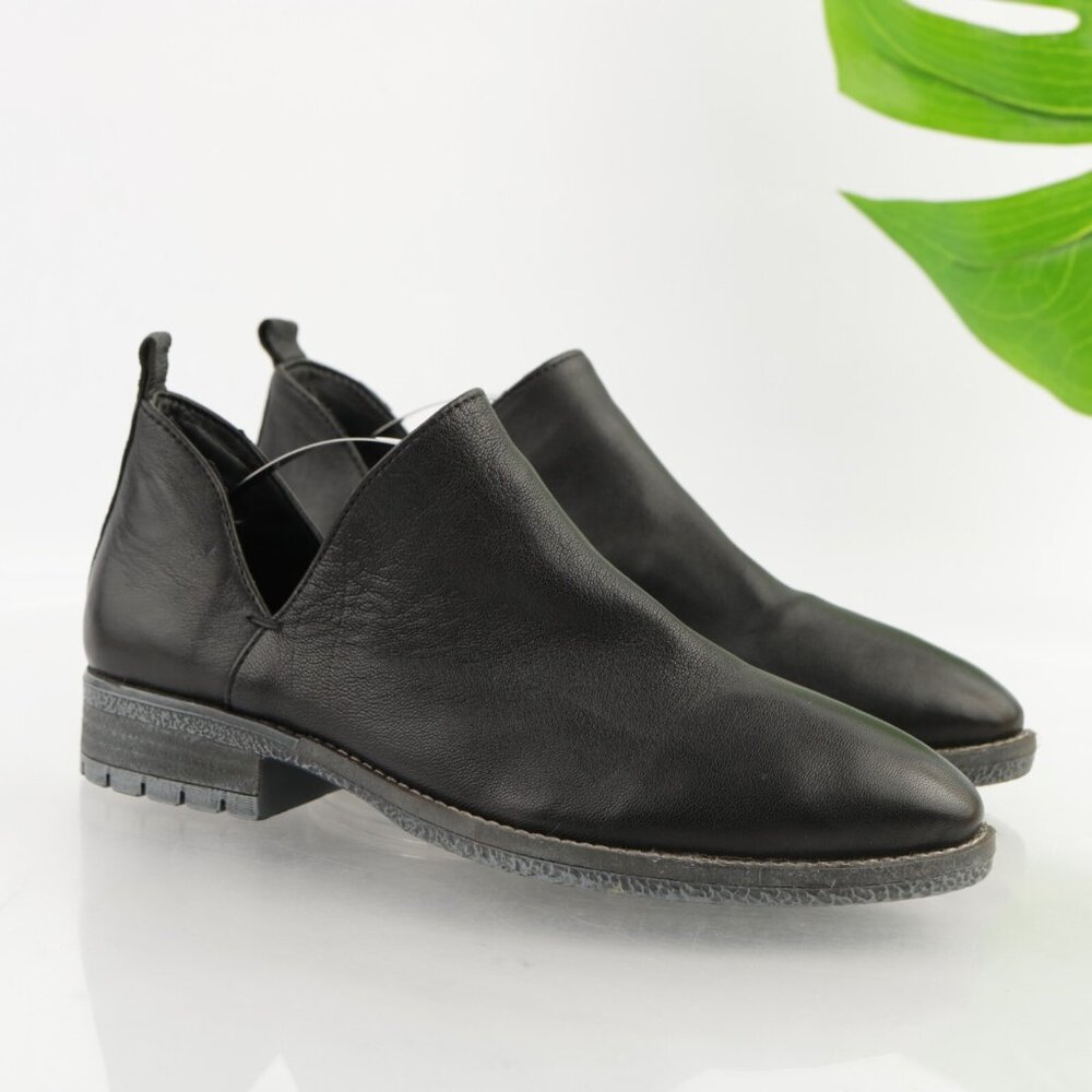 Very Volatile Womens Graham Boot Size 6 Black Leather Loafer Booties V Cut Sides